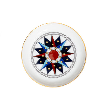 Prato decorativo Rosa dos Ventos da Vista Alegre em porcelana premium com detalhes em filamento dourado brilhante e design cartográfico quinhentista de 9,5 cm.