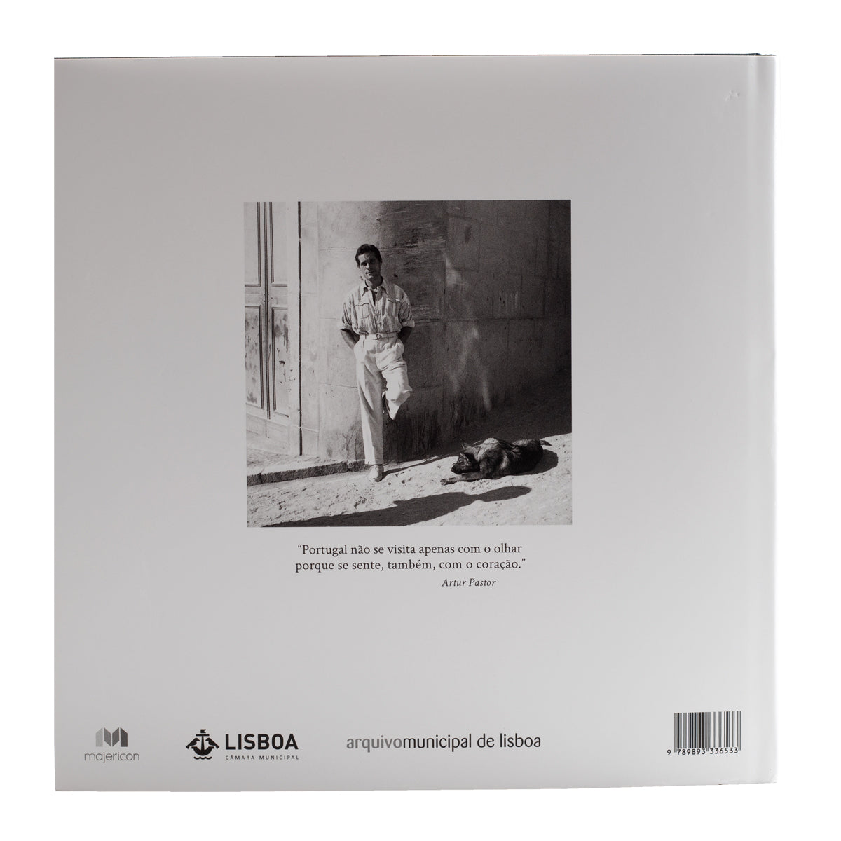 Contracapa cinzenta clara do livro, exibindo uma fotografia centralizada de uma figura rural, o logótipo da Majericon, da Câmara Municipal de Lisboa e o código de barras.