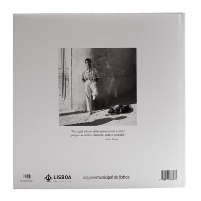 Contracapa cinzenta clara do livro, exibindo uma fotografia centralizada de uma figura rural, o logótipo da Majericon, da Câmara Municipal de Lisboa e o código de barras.