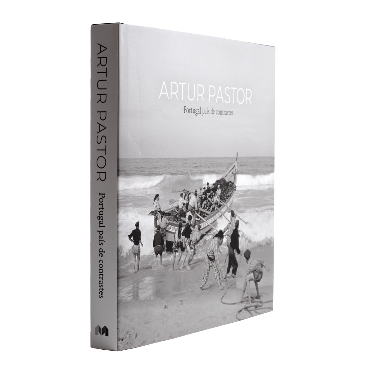 Vista lateral em perspetiva do livro de fotografia, destacando a espessura do volume, o acabamento da capa e a lombada com o título e nome do autor.