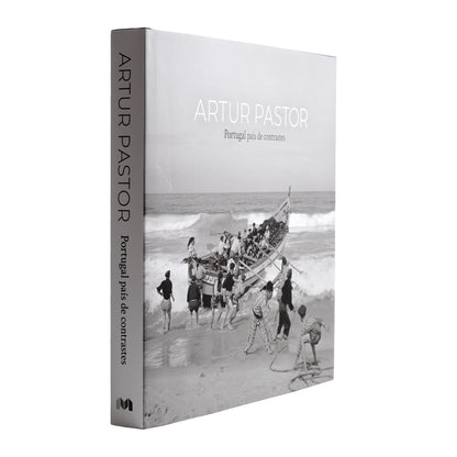 Vista lateral em perspetiva do livro de fotografia, destacando a espessura do volume, o acabamento da capa e a lombada com o título e nome do autor.