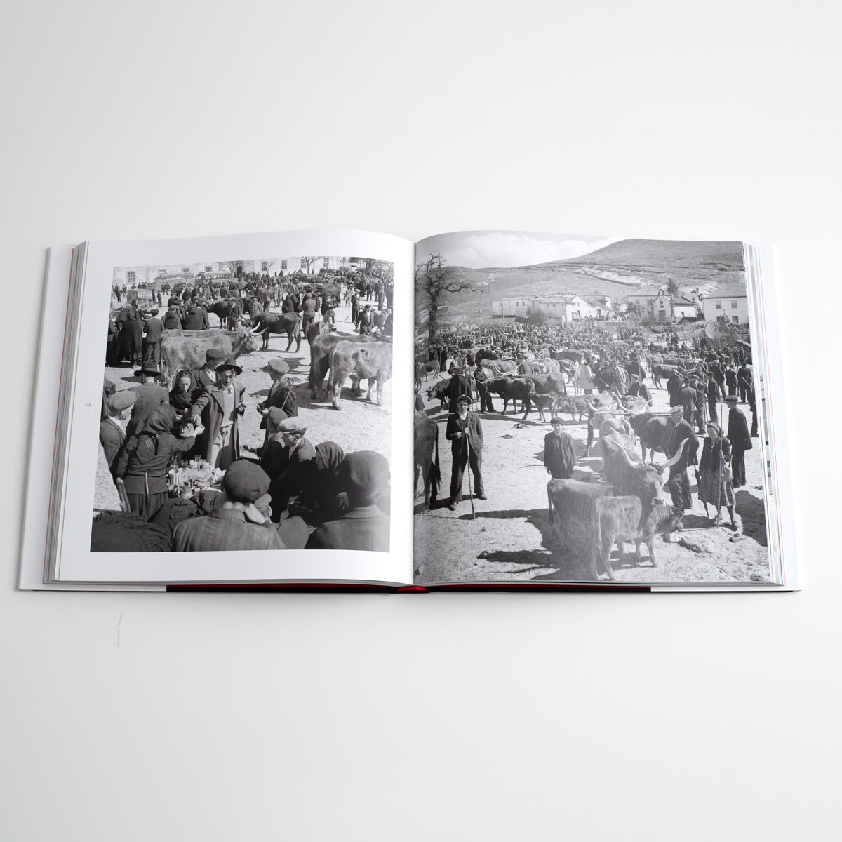 Interior do livro aberto mostrando o design de paginação limpo com fotografias a preto e branco capturando feiras tradicionais e pessoas em mercados de época.