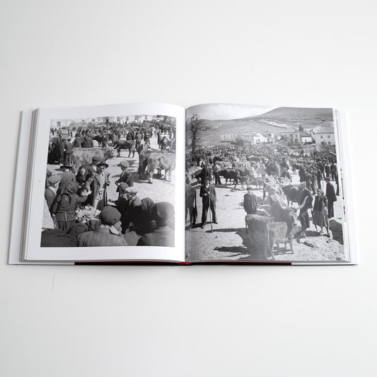 Interior do livro aberto mostrando o design de paginação limpo com fotografias a preto e branco capturando feiras tradicionais e pessoas em mercados de época.