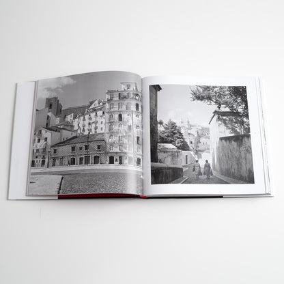 Interior do livro aberto mostrando o design de paginação limpo com fotografias a preto e branco capturando feiras tradicionais e pessoas em mercados de época.