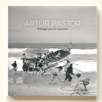 Capa do livro "Artur Pastor - Portugal país de contrastes" exibindo uma icónica fotografia histórica a preto e branco de pescadores portugueses na praia a puxar um barco de pesca artesanal.