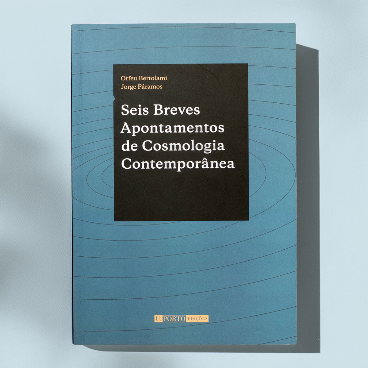 Capa do livro "Seis Breves Apontamentos de Cosmologia Contemporânea" de Orfeu Bertolami e Jorge Páramos, em tons de azul com linhas concêntricas e um retângulo preto ao centro com o título.