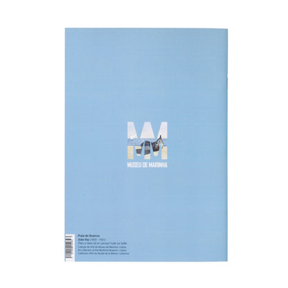Contra capa de caderno de notas João Vaz do Museu de Marinha ilustrado com pinturas de barcos tradicionais e pescadores portugueses.