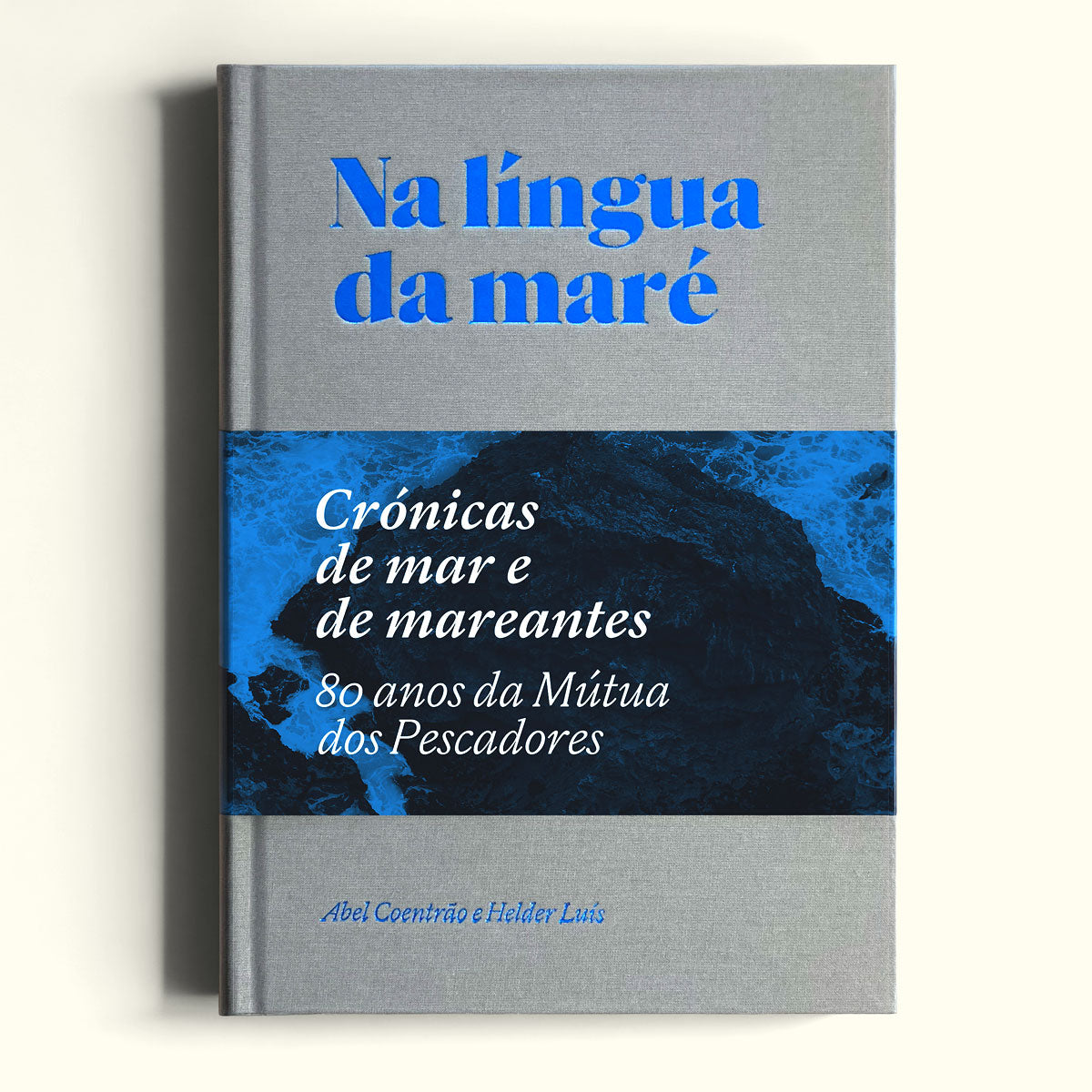 Capa do livro "Na Língua da Maré, Crónicas de mar e mareantes", edição em capa dura da Âncora Editora com fotografia documental marítima.
