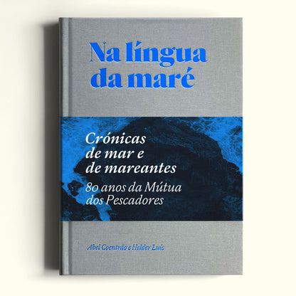 Capa do livro "Na Língua da Maré, Crónicas de mar e mareantes", edição em capa dura da Âncora Editora com fotografia documental marítima.