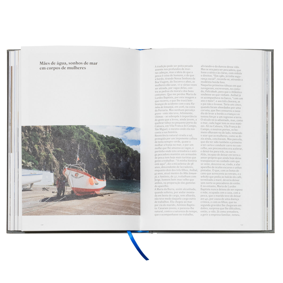  miolo do livro "Na Língua da Maré, Crónicas de mar e mareantes", edição em capa dura da Âncora Editora com fotografia documental marítima.