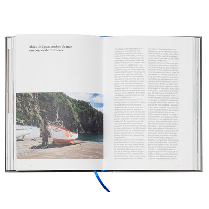  miolo do livro "Na Língua da Maré, Crónicas de mar e mareantes", edição em capa dura da Âncora Editora com fotografia documental marítima.