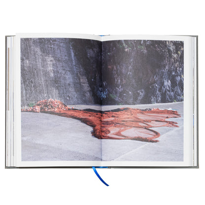  miolo do livro "Na Língua da Maré, Crónicas de mar e mareantes", edição em capa dura da Âncora Editora com fotografia documental marítima.