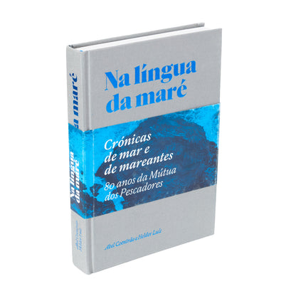 Capa do livro "Na Língua da Maré, Crónicas de mar e mareantes", edição em capa dura da Âncora Editora com fotografia documental marítima.