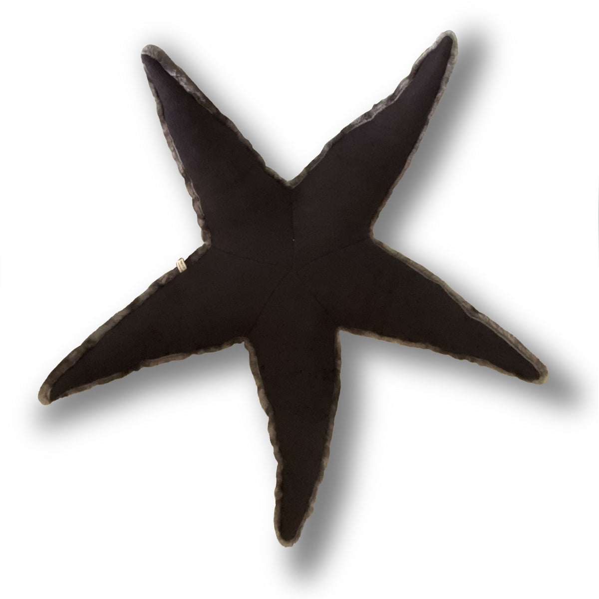 Almofada decorativa de peluche em formato de estrela do mar de cinco braços em tom cinzento-escuro aveludado, macia para bebés e crianças.
(EN: Decorative plush cushion shaped like a five-armed starfish in velvety dark grey, soft and safe for babies and children.)