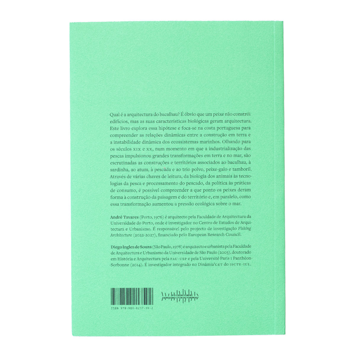 Contracapa do livro "Arquitetura do Bacalhau" em fundo verde-alface liso, com o texto sinóptico impresso e código de barras.