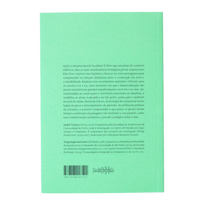Contracapa do livro "Arquitetura do Bacalhau" em fundo verde-alface liso, com o texto sinóptico impresso e código de barras.