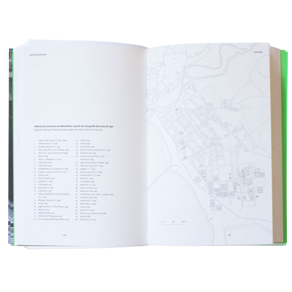 Páginas interiores do livro com mapas geográficos detalhados da costa portuguesa e listas de dados técnicos de arquivo.