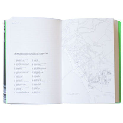 Páginas interiores do livro com mapas geográficos detalhados da costa portuguesa e listas de dados técnicos de arquivo.