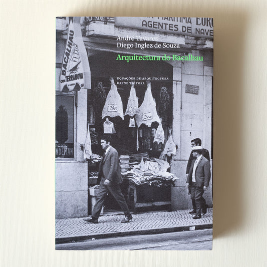 Capa do livro "Arquitetura do Bacalhau", mostrando uma fotografia histórica a preto e branco de homens numa banca de peixe de rua e título em texto verde.