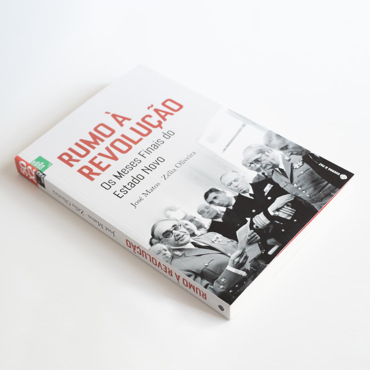 Capa do livro de José Matos e Zélia Oliveira sobre os meses que antecederam a revolução de 1974 em Portugal. Editora Guerra & Paz.