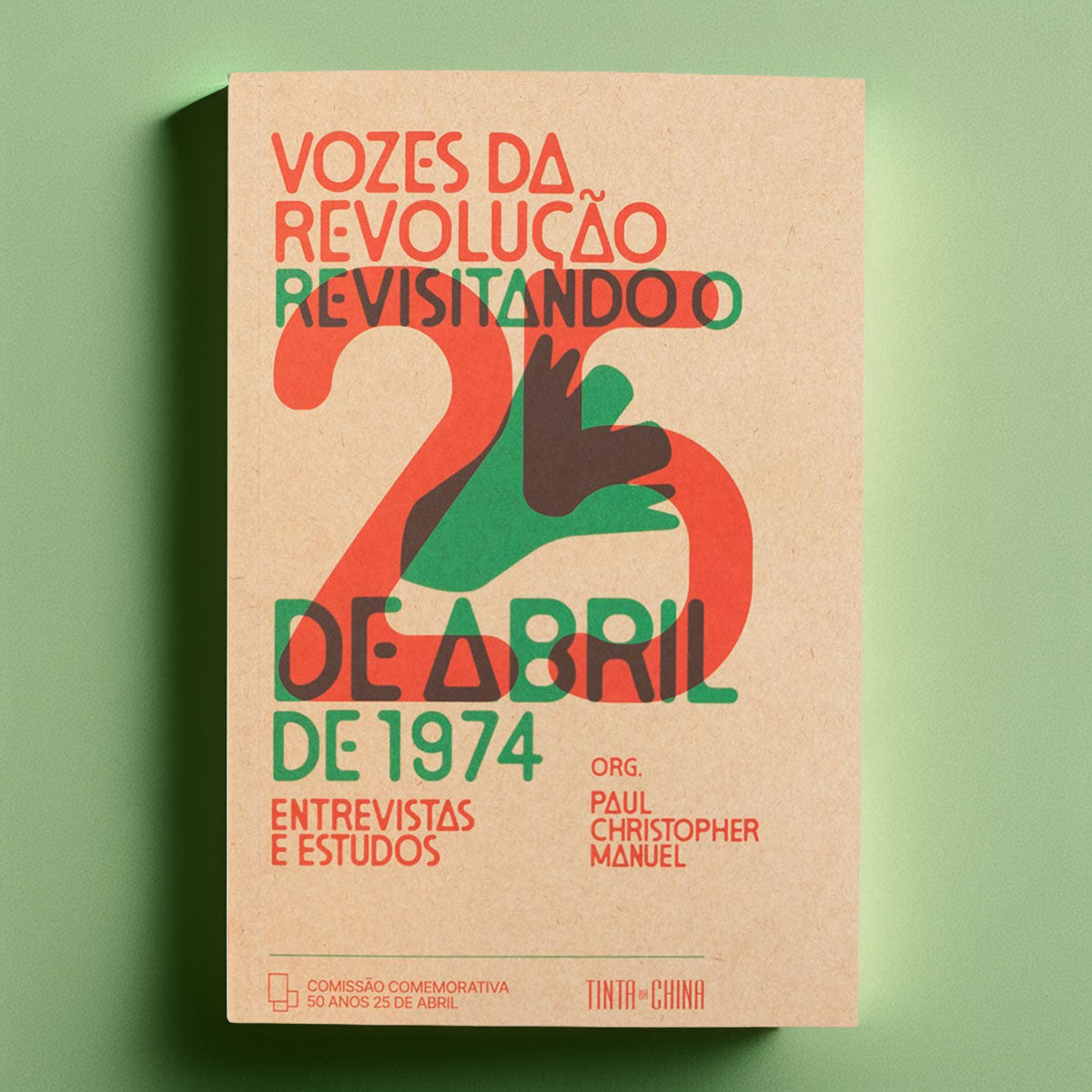 Capa do livro O 25 de Abril Visto de Fora - A Revolução Portuguesa Vista Pelos Principais Militares do MFA, de Paul Manuel.