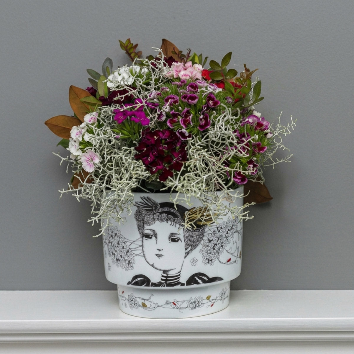 Cachepot em porcelana Rainha D Amélia da Vista Alegre com arranjo floral decorativo.