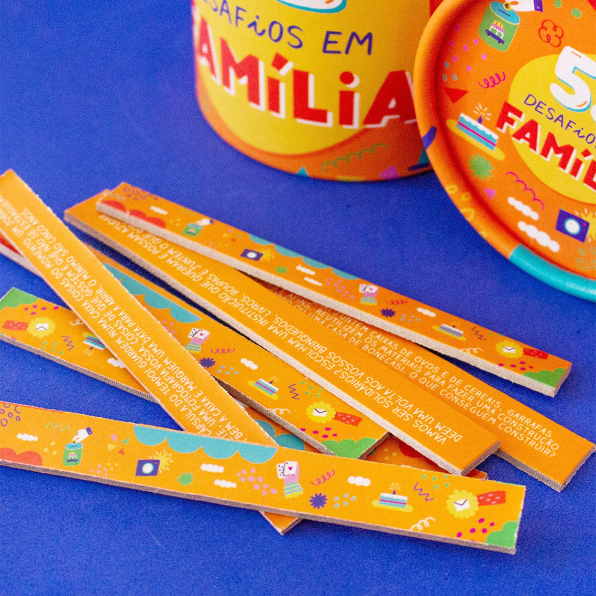 Caixa do jogo de cartas 52 Desafios Em Família ilustrado por Ana Seixas, brinquedo didático em cartão na loja do Museu de Marinha.
