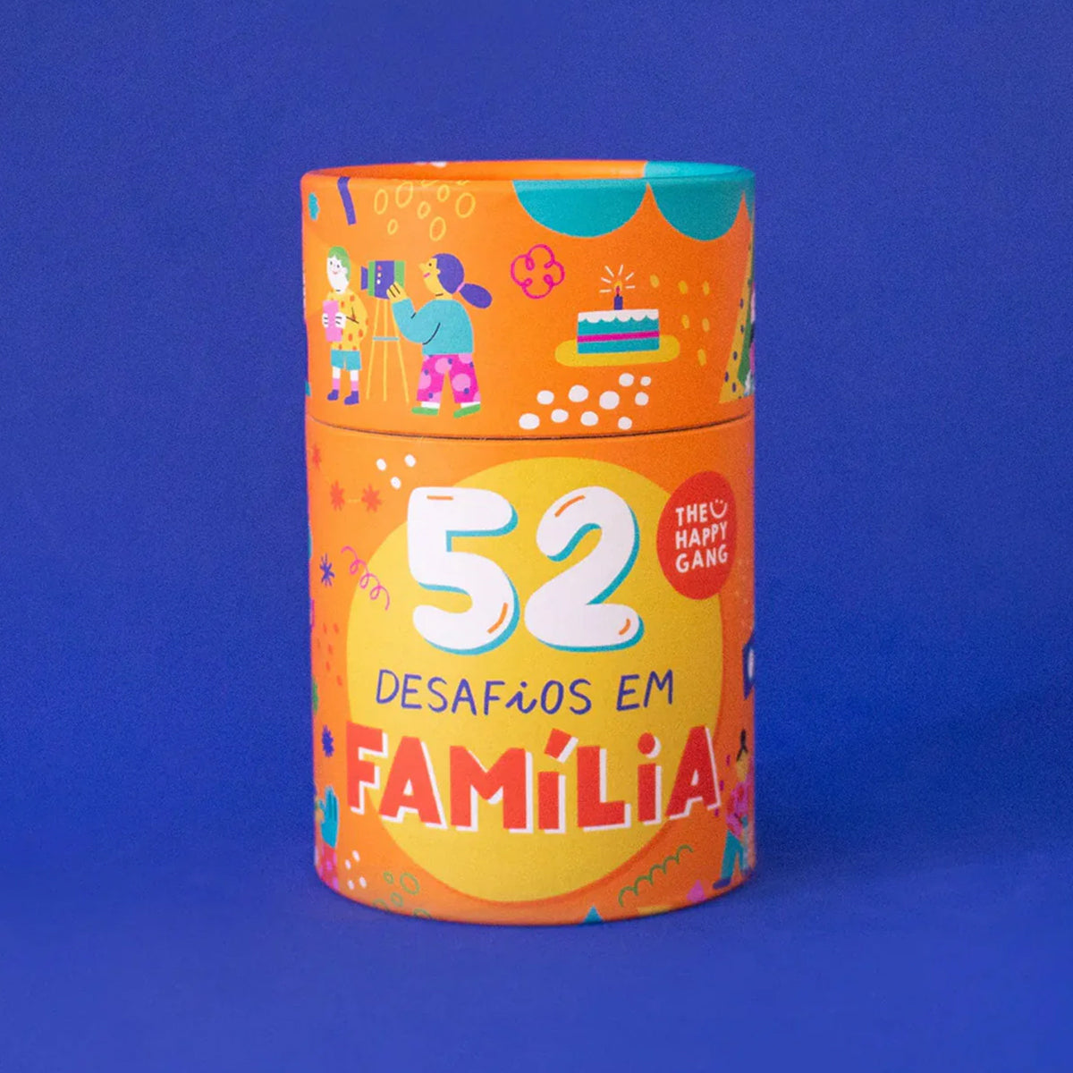 Caixa do jogo de cartas 52 Desafios Em Família ilustrado por Ana Seixas, brinquedo didático em cartão na loja do Museu de Marinha.
