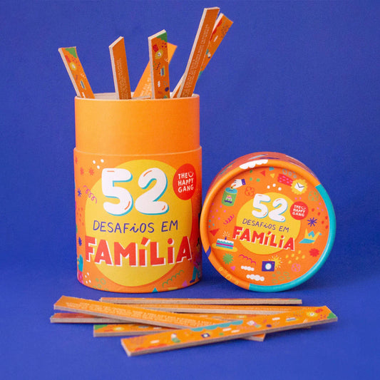 Caixa do jogo de cartas 52 Desafios Em Família ilustrado por Ana Seixas, brinquedo didático em cartão na loja do Museu de Marinha.