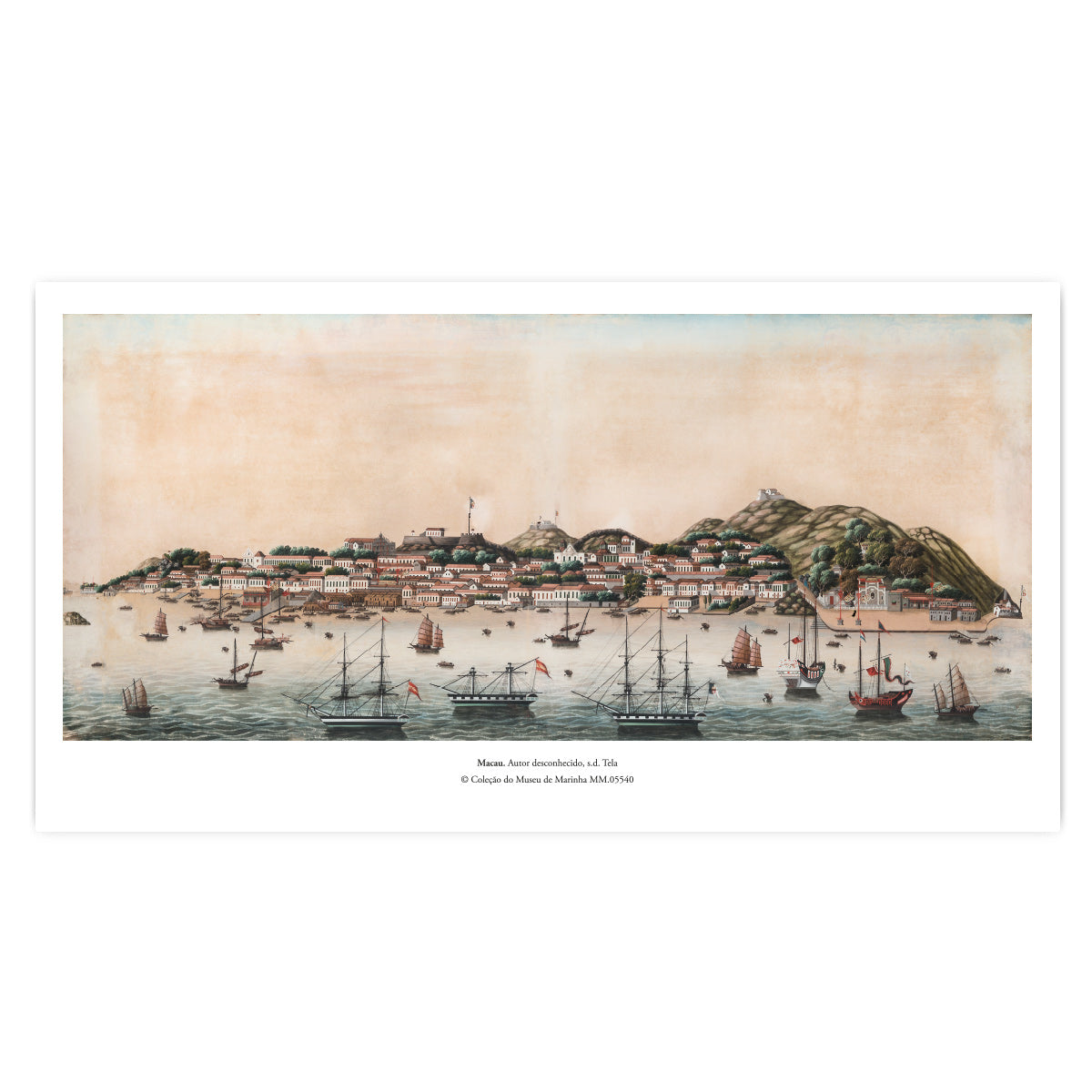 Impressão de arte panorâmica da pintura histórica de Macau pertencente ao Museu de Marinha, retratando barcos antigos e juncos na baía no estilo China Trade