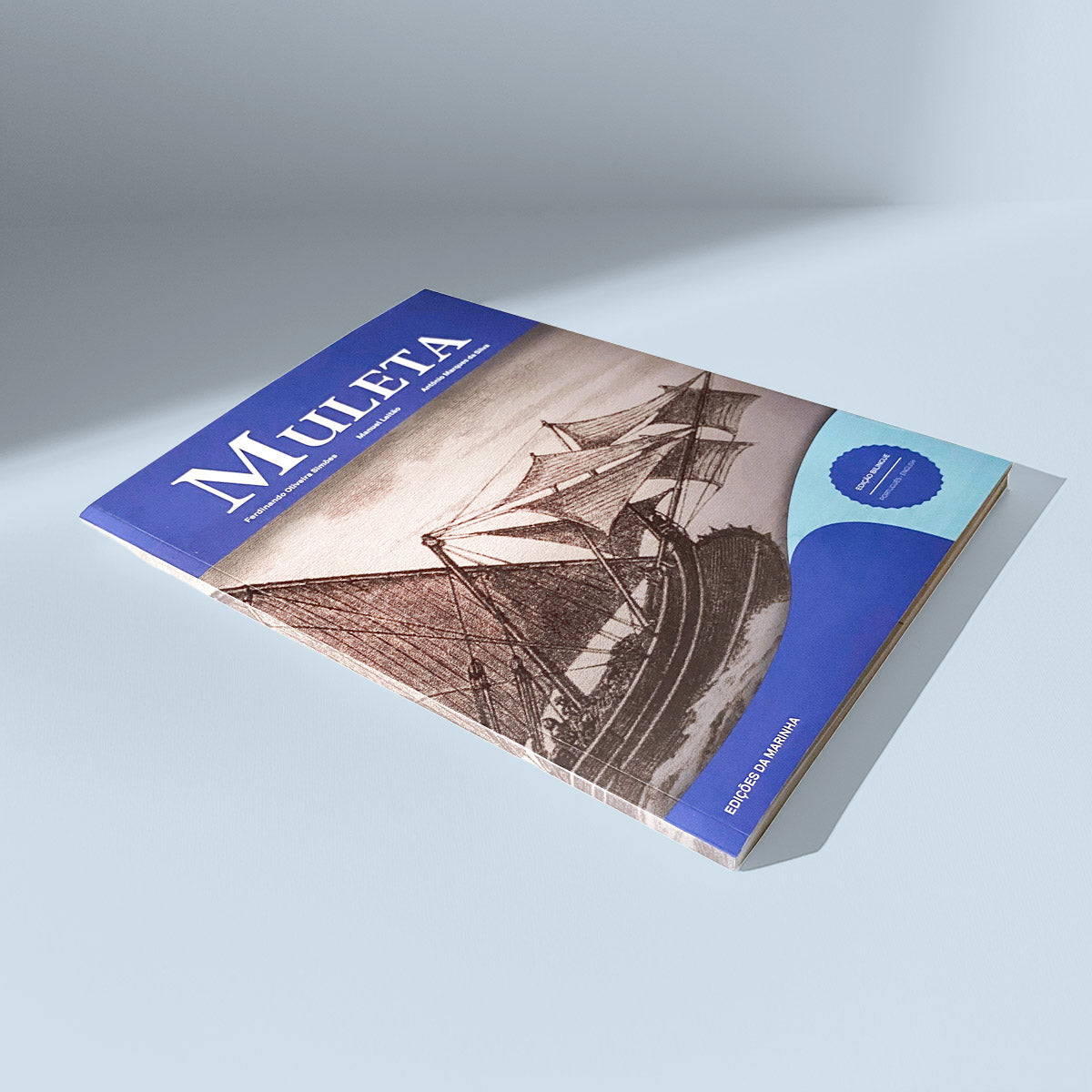 vista de perfil do livro bilingue sobre o Muleta do Tejo publicado pelas Edições da Marinha.