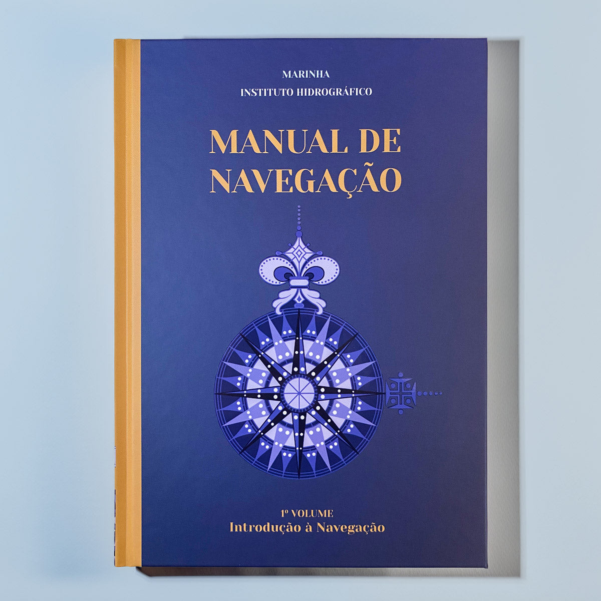 Capa azul do livro Manual de Navegação Volume I do Instituto Hidrográfico.