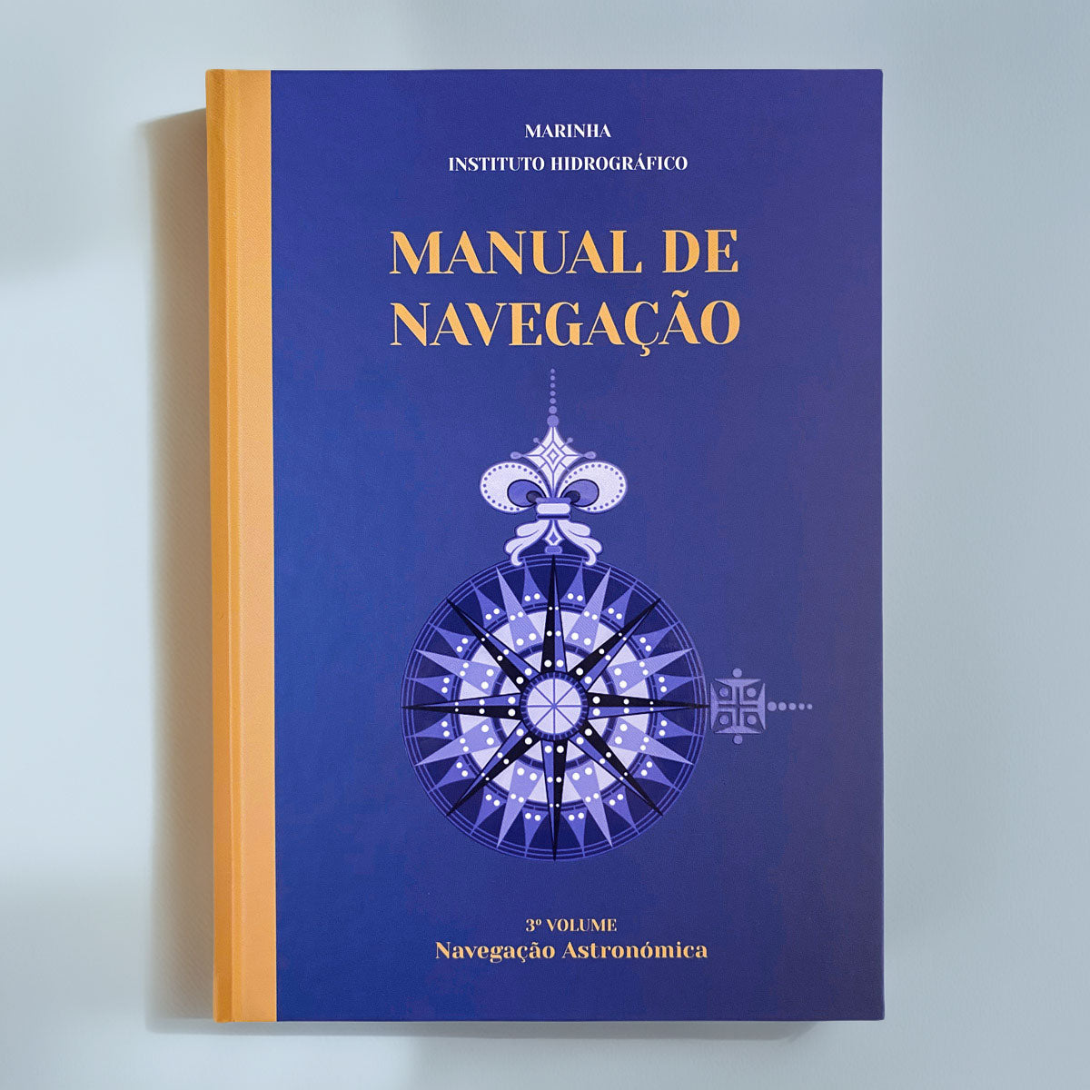 Capa do livro Manual de Navegação Volume III Navegação Astronómica do Instituto Hidrográfico.