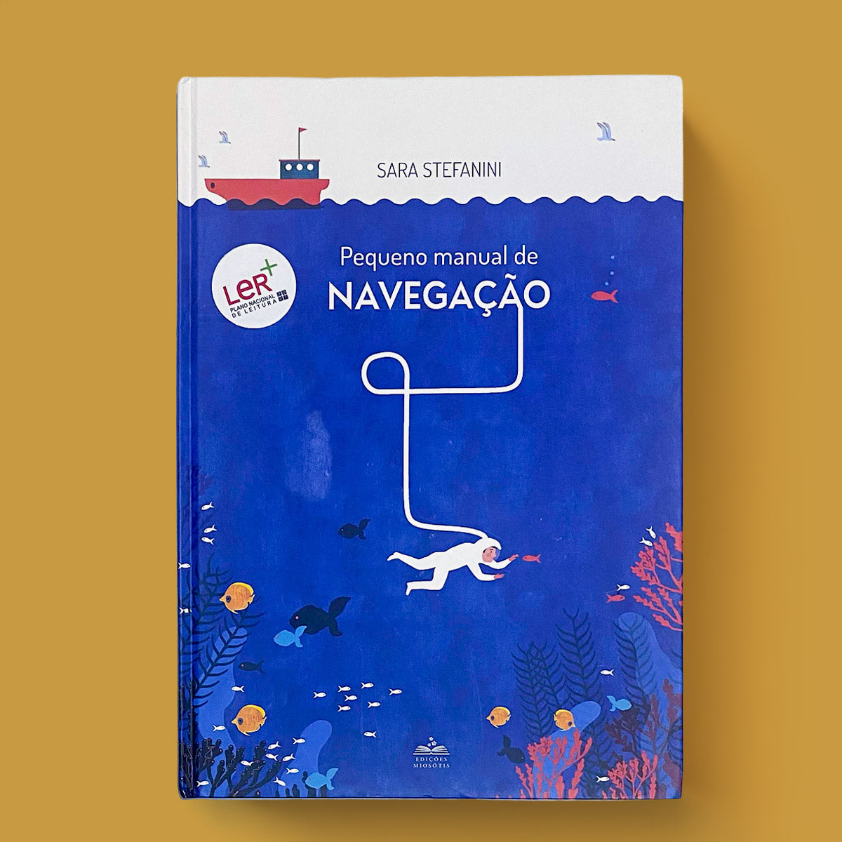 Capa do livro infantil Pequeno Manual de Navegação de Sara Stefanini com o carimbo LER+