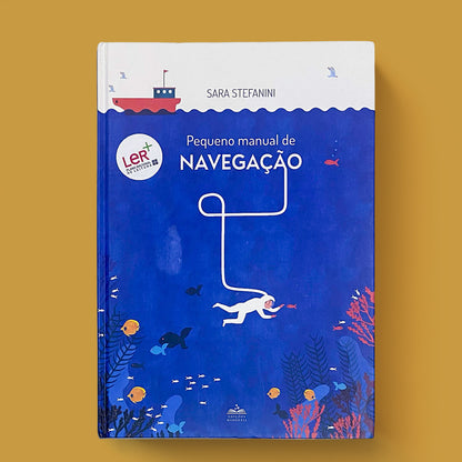 Capa do livro infantil Pequeno Manual de Navegação de Sara Stefanini com o carimbo LER+