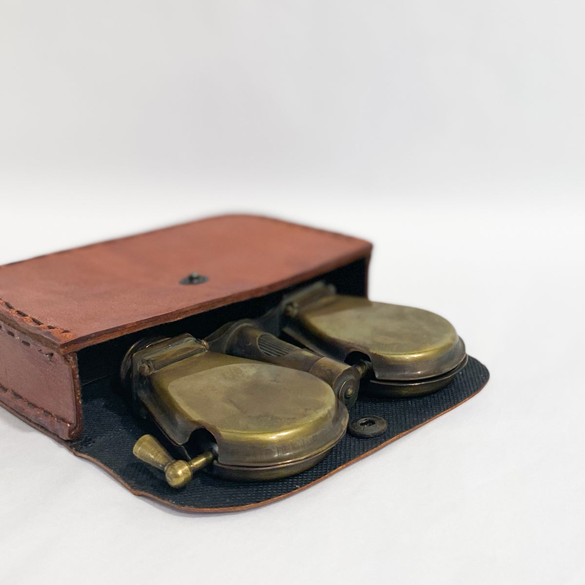 Binóculos de bolso vintage fechados dentro de estojo