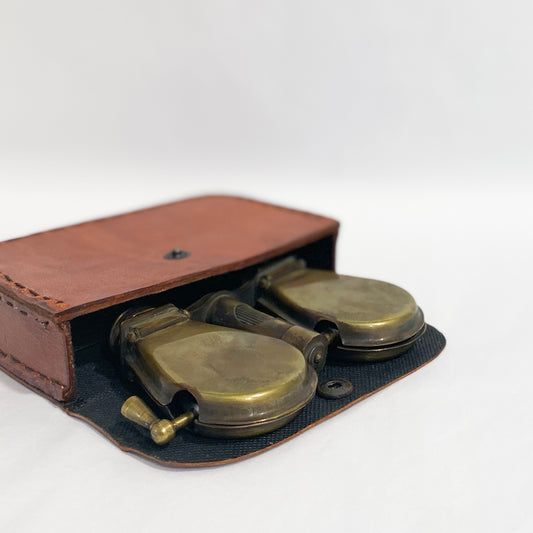 Binóculos de bolso vintage fechados dentro de estojo