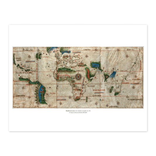 Reprodução em impressão giclée do Planisfério de Cantino de 1502, mostrando o mapa-múndi antigo com as linhas de rumo e a representação primitiva do Brasil e da Índia.