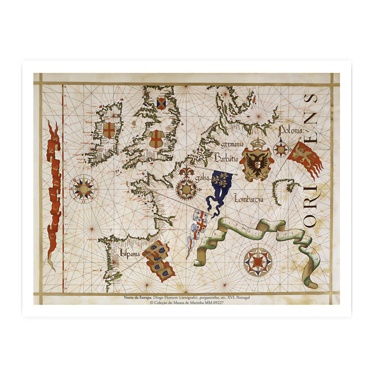 Impressão de arte do mapa antigo do Norte da Europa de Diogo Homem do século XVI (MM.09227), mostrando iluminuras com brasões reais e rosas-dos-ventos sobre pergaminho claro.