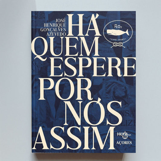 Capa do livro oficial Há Quem Espere Por Nós Assim, sobre os 100 anos do Peter Café Sport na Horta, Açores, da autoria de José Henrique Azevedo.