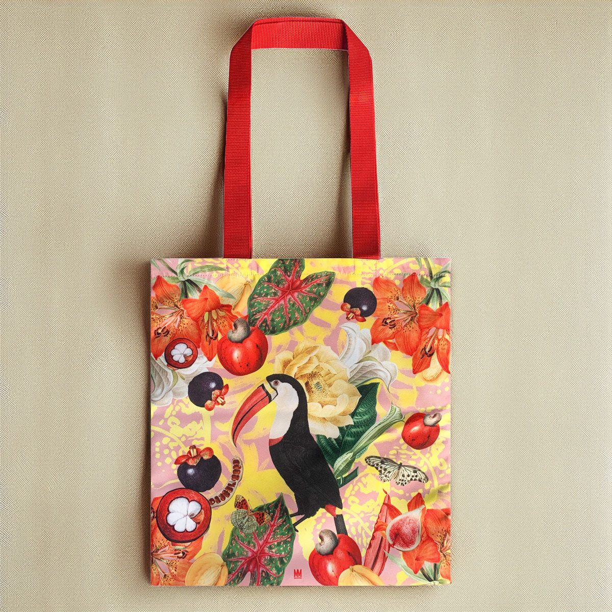 Tote bag de lona premium da coleção Viagens Philosophicas do Museu de Marinha, com padrão tropical de tucano, cajus e alças vermelhas,