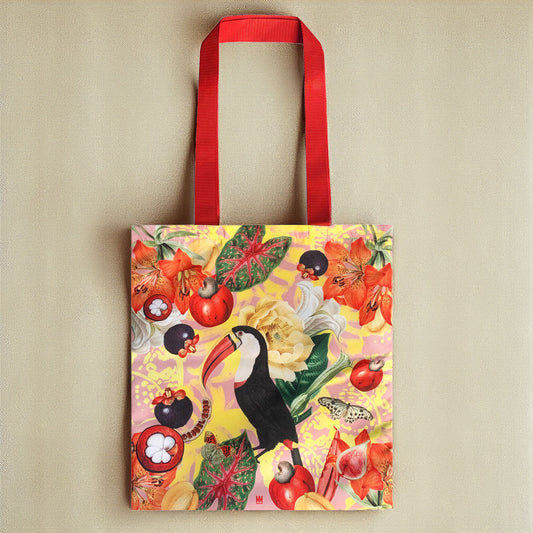 Tote bag de lona premium da coleção Viagens Philosophicas do Museu de Marinha, com padrão tropical de tucano, cajus e alças vermelhas,
