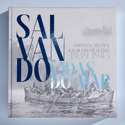Capa do livro-catálogo do Museu de Marinha sobre os salvamentos efetuados por Portugal no Atlântico durante a Segunda Guerra Mundial.