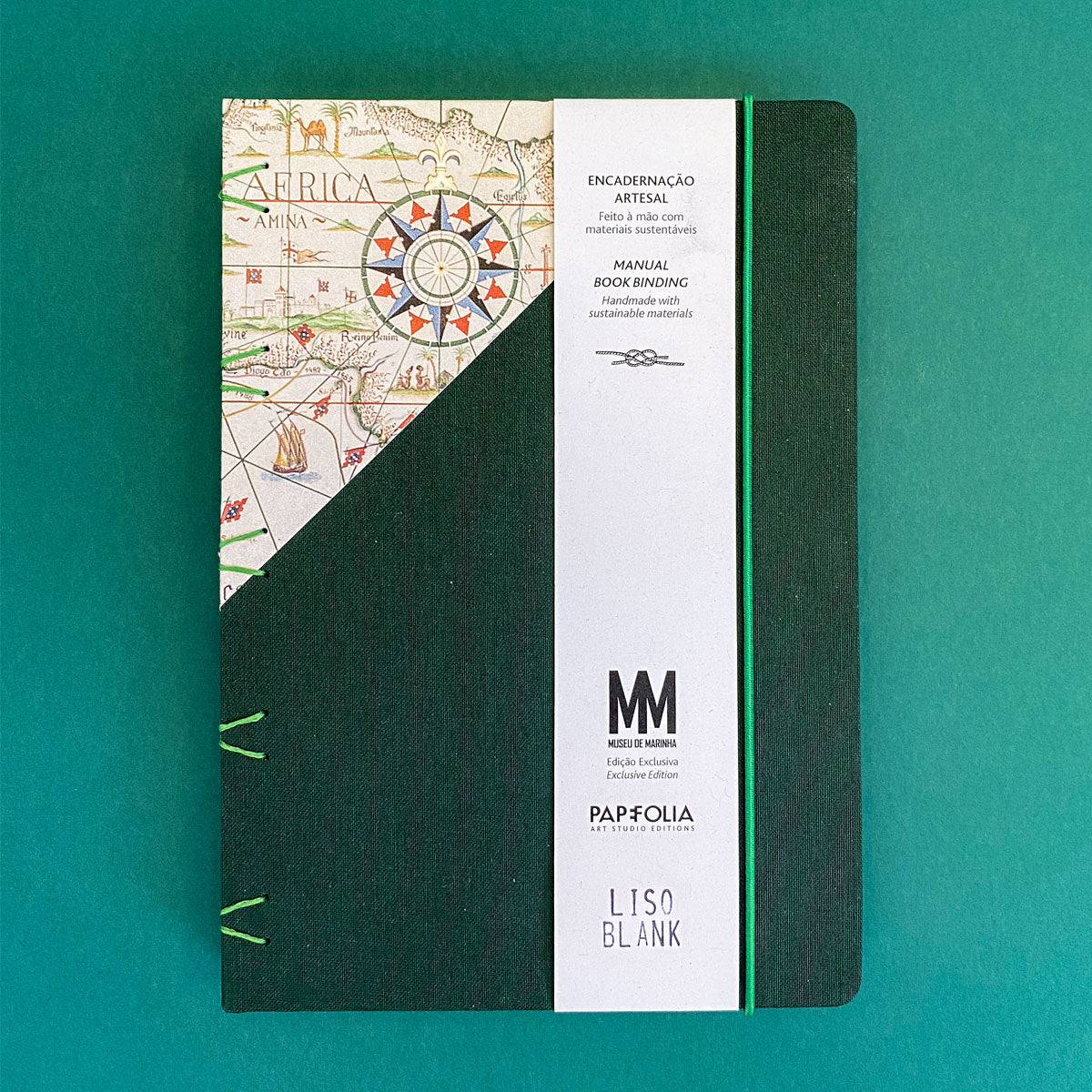 Caderno artesanal Papefolia com capa ilustrada com o Mapa das Explorações Marítimas Portuguesas da entrada do Museu de Marinha, mostrando a cinta oficial de edição exclusiva.