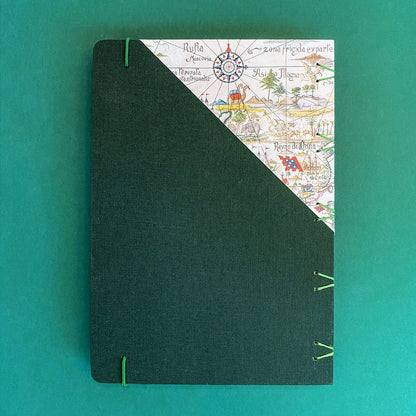 Caderno artesanal Papefolia com capa ilustrada com o Mapa das Explorações Marítimas Portuguesas da entrada do Museu de Marinha, mostrando a cinta oficial de edição exclusiva.
