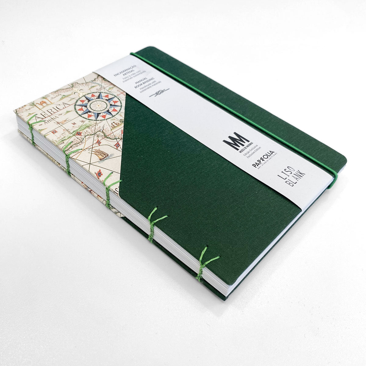 Caderno artesanal Papefolia com capa ilustrada com o Mapa das Explorações Marítimas Portuguesas da entrada do Museu de Marinha, mostrando a cinta oficial de edição exclusiva.