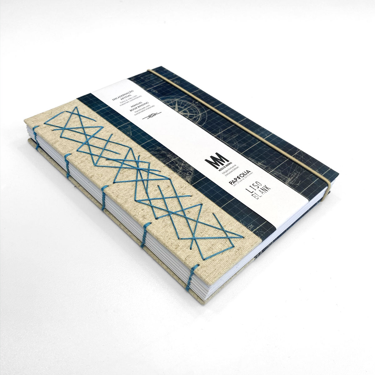 Caderno artesanal com capa em tons de azul e bege com padrões geométricos e linhas náuticas, exibindo a cinta oficial da Papefolia e do Museu de Marinha.
