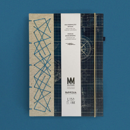 Caderno artesanal com capa em tons de azul e bege com padrões geométricos e linhas náuticas, exibindo a cinta oficial da Papefolia e do Museu de Marinha.
