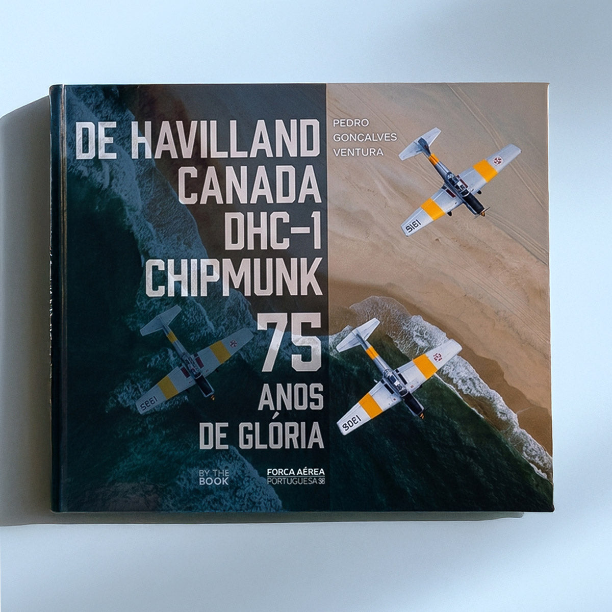 Capa do livro The De Havilland Canada DHC-1 Chipmunk 75 Anos de Glória com aviões da Força Aérea.