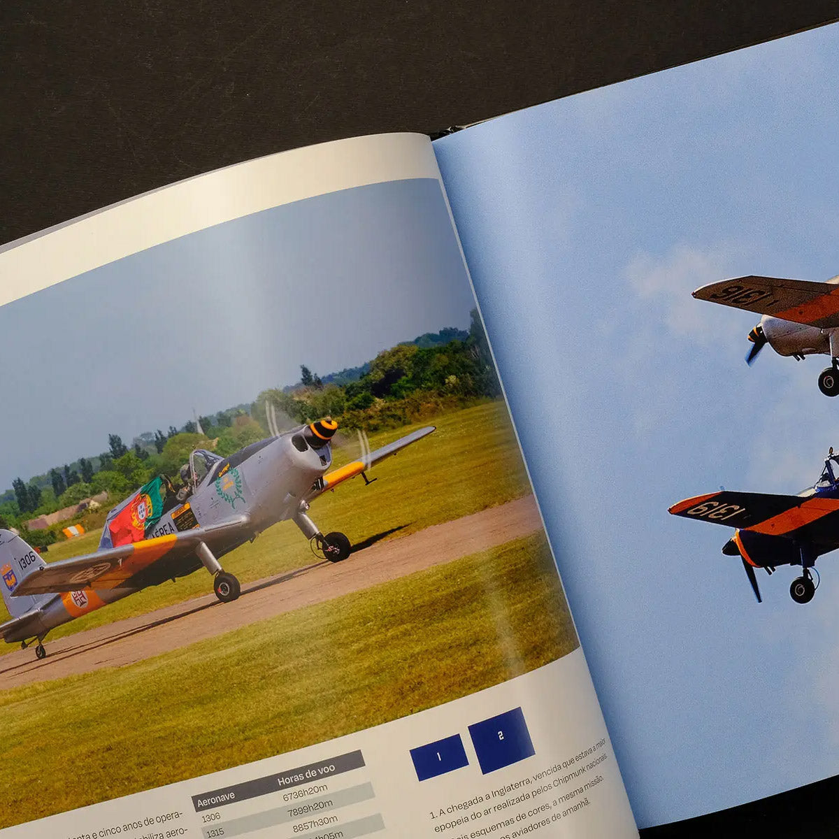 Páginas internas do livro DHC-1 Chipmunk com fotografias coloridas de aviões militares portugueses.